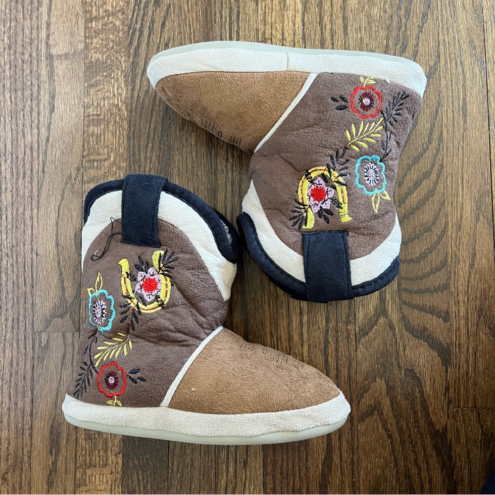 CicciaBella Cowgirl Riders Slippers Brown Floral Embroidery NWOT S/M 12/13-1/2